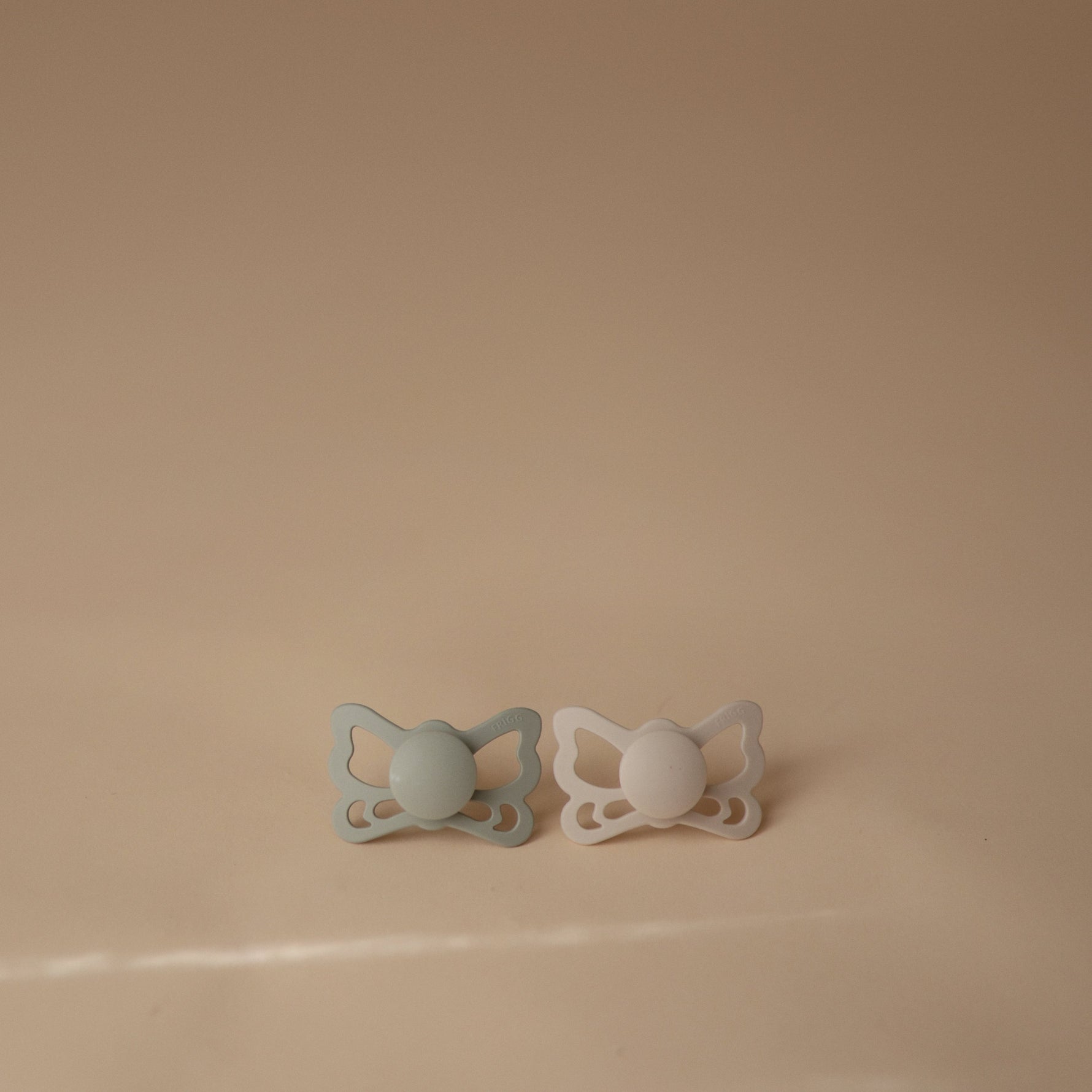 Mushie FRIGG Butterfly Anatomical Silicone Pacifier 2 - Pack (6 - 18 Months)Everetts Place