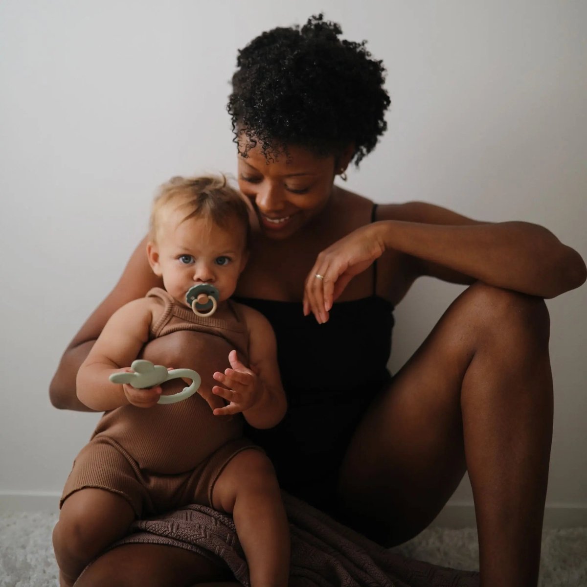 Mushie Frigg Daisy Natural Rubber Pacifier Two Pack - Everetts Place Boutique - 