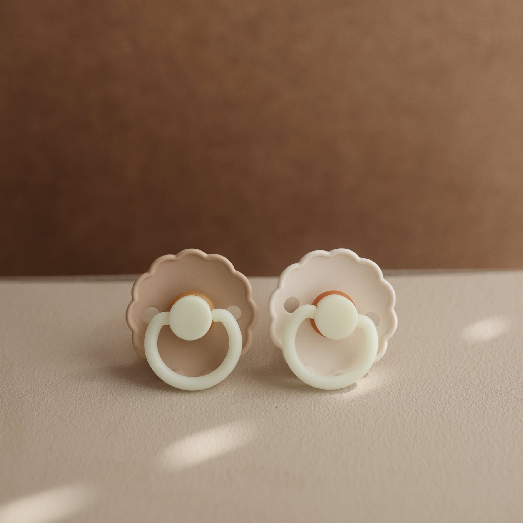 Mushie FRIGG Daisy Night Natural Rubber Pacifier 2 - Pack - 