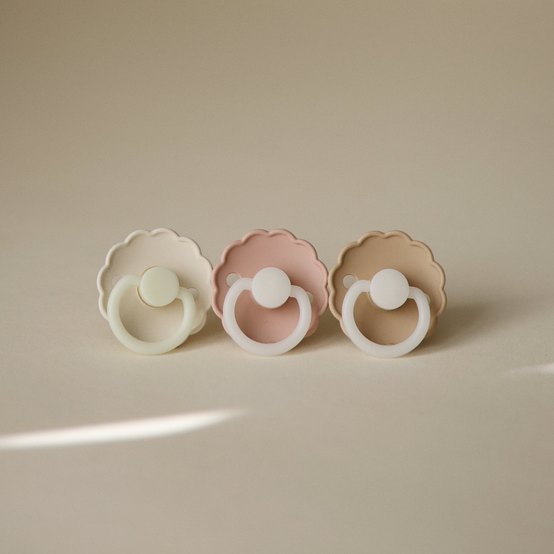 Mushie FRIGG Daisy Night Natural Rubber Pacifier 2 - Pack - 