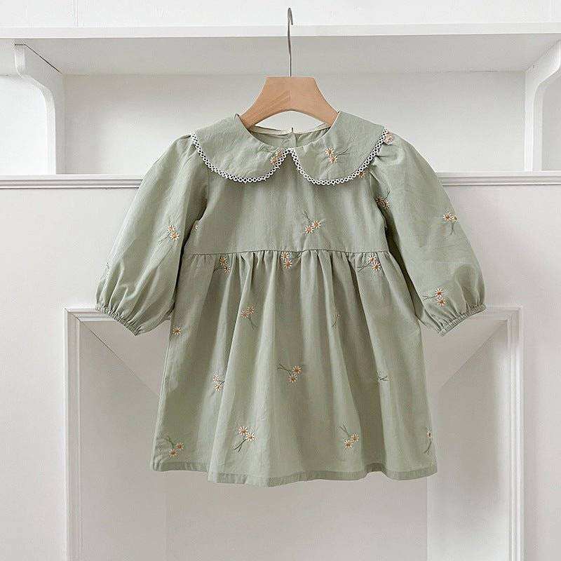 Girls long sleeves top with daisy floral embroidery and lace collar.