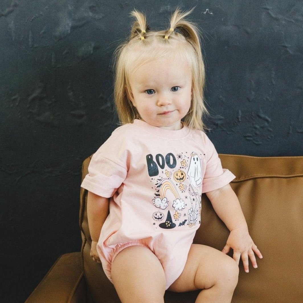 Short-sleeve baby romper in organic cotton with a Halloween graphic print and snap closure at the crotch.