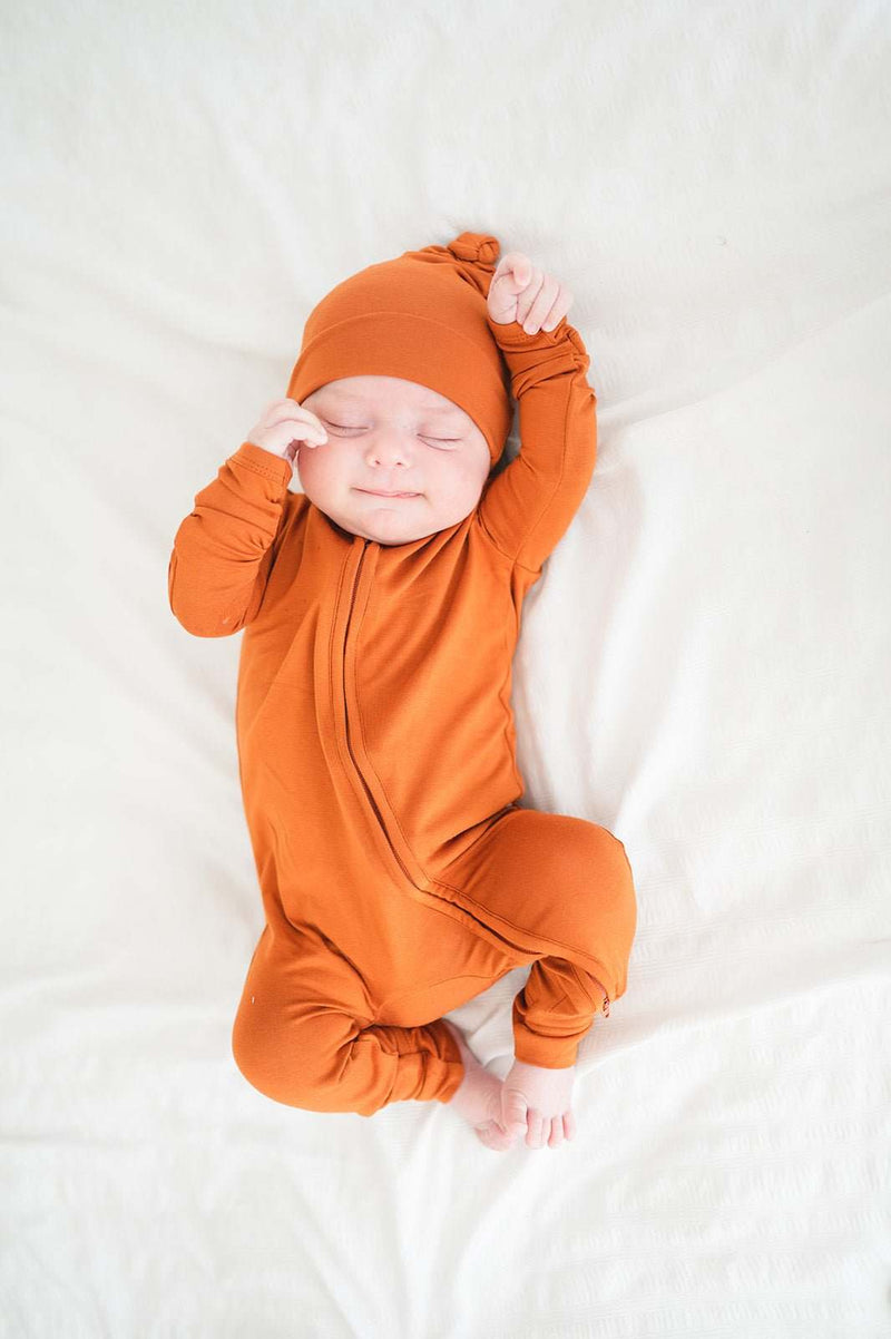 Knot Hat - Cinnamon for newborns, made of soft viscose from bamboo and spandex, fitting ages 0-3 months.