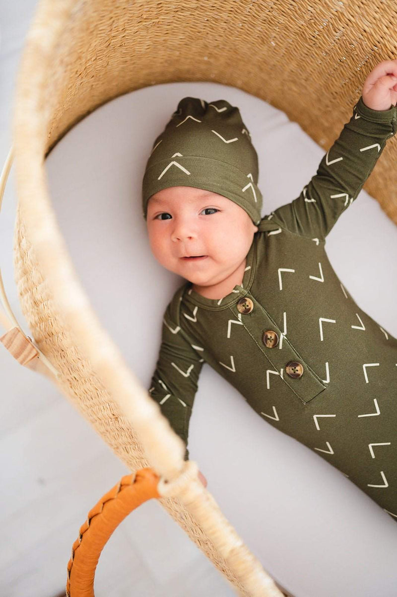 Knot Hat - Green Arrow for newborns, soft bamboo-spandex, stylish baby headwear.