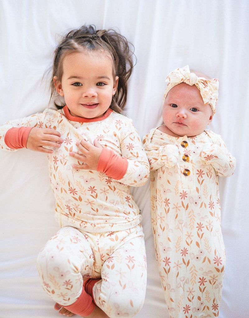 Knotted baby gown with wildflower print, bamboo viscose, ideal for infants, 0-3 months.