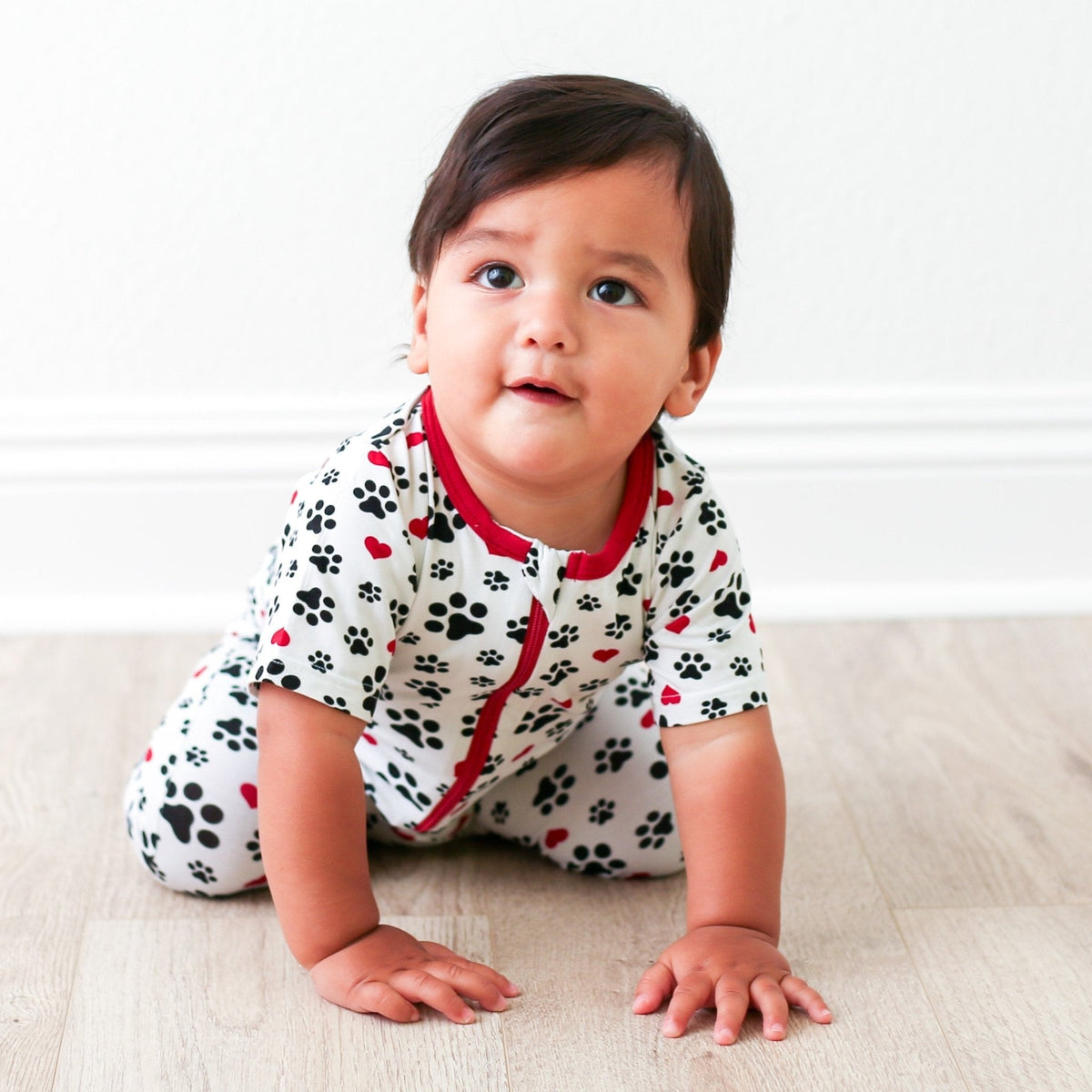 Short sleeve baby romper with a collar and dual front zippers made of soft bamboo fabric