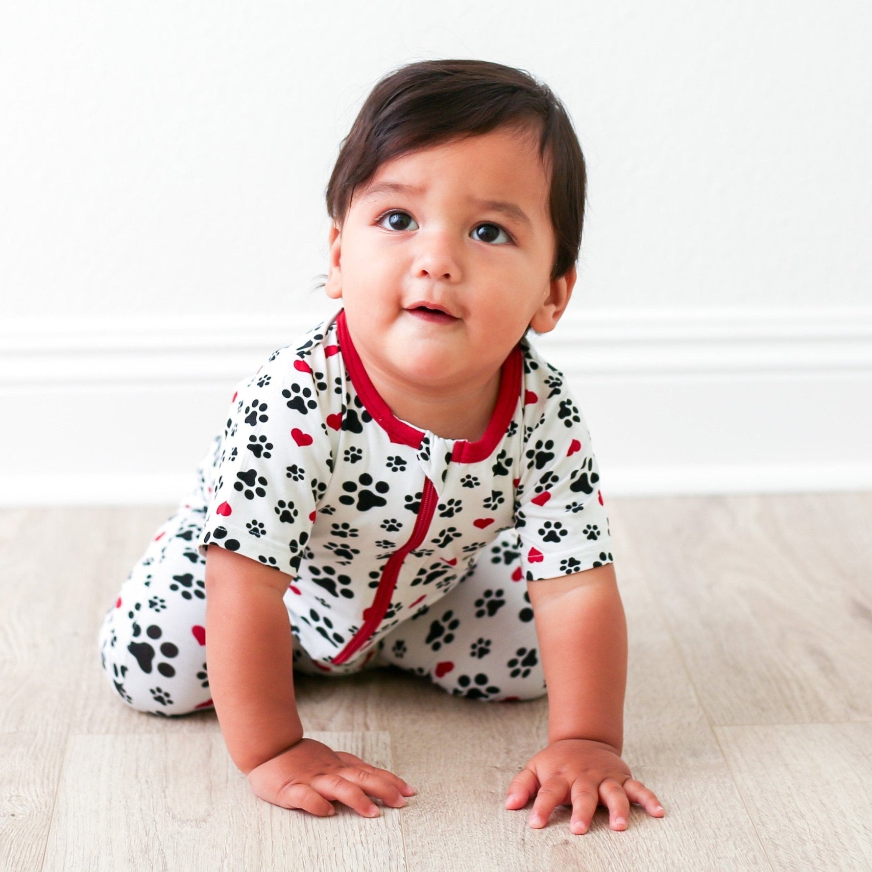 Short sleeve baby romper with a collar and dual front zippers made of soft bamboo fabric