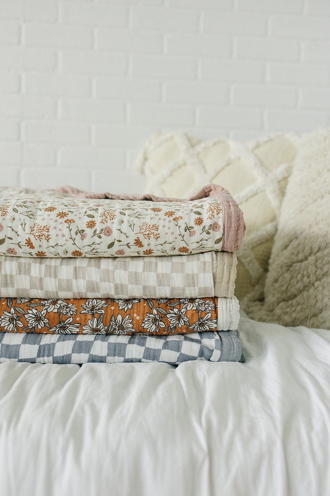 Mebie Baby Magnolia Floral Twin Muslin Quilt - 