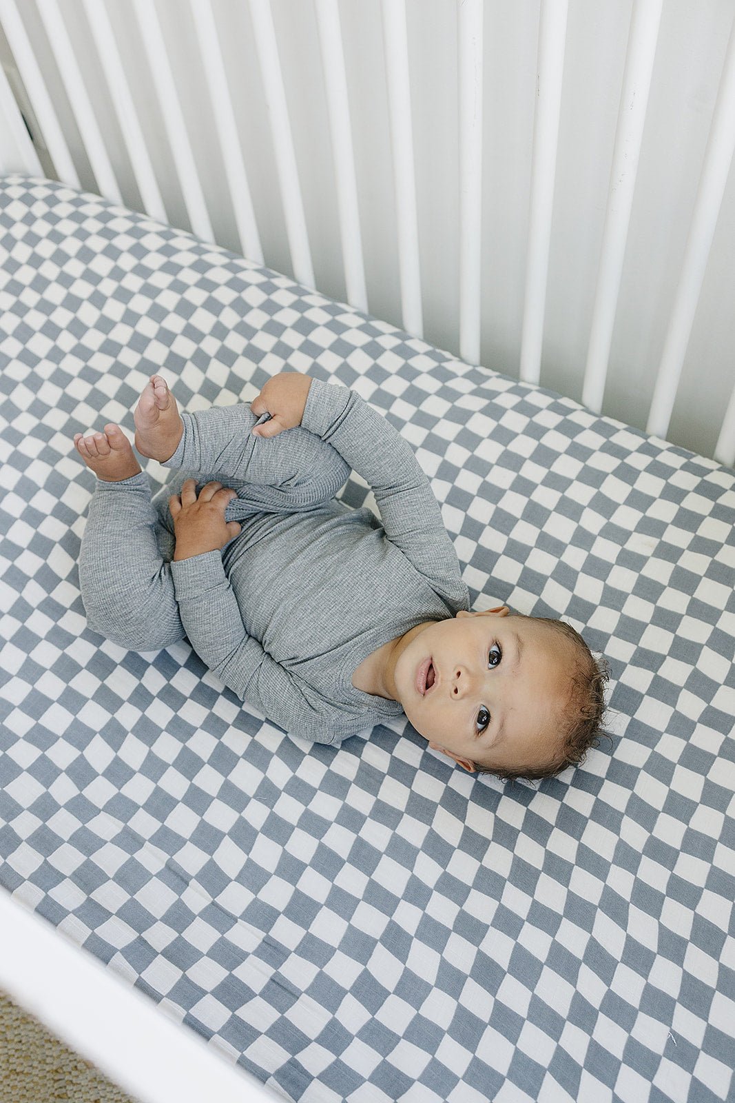 Mebie Baby Mebie Baby Charcoal Checkered Muslin Crib Sheet with Wavy Pattern - 