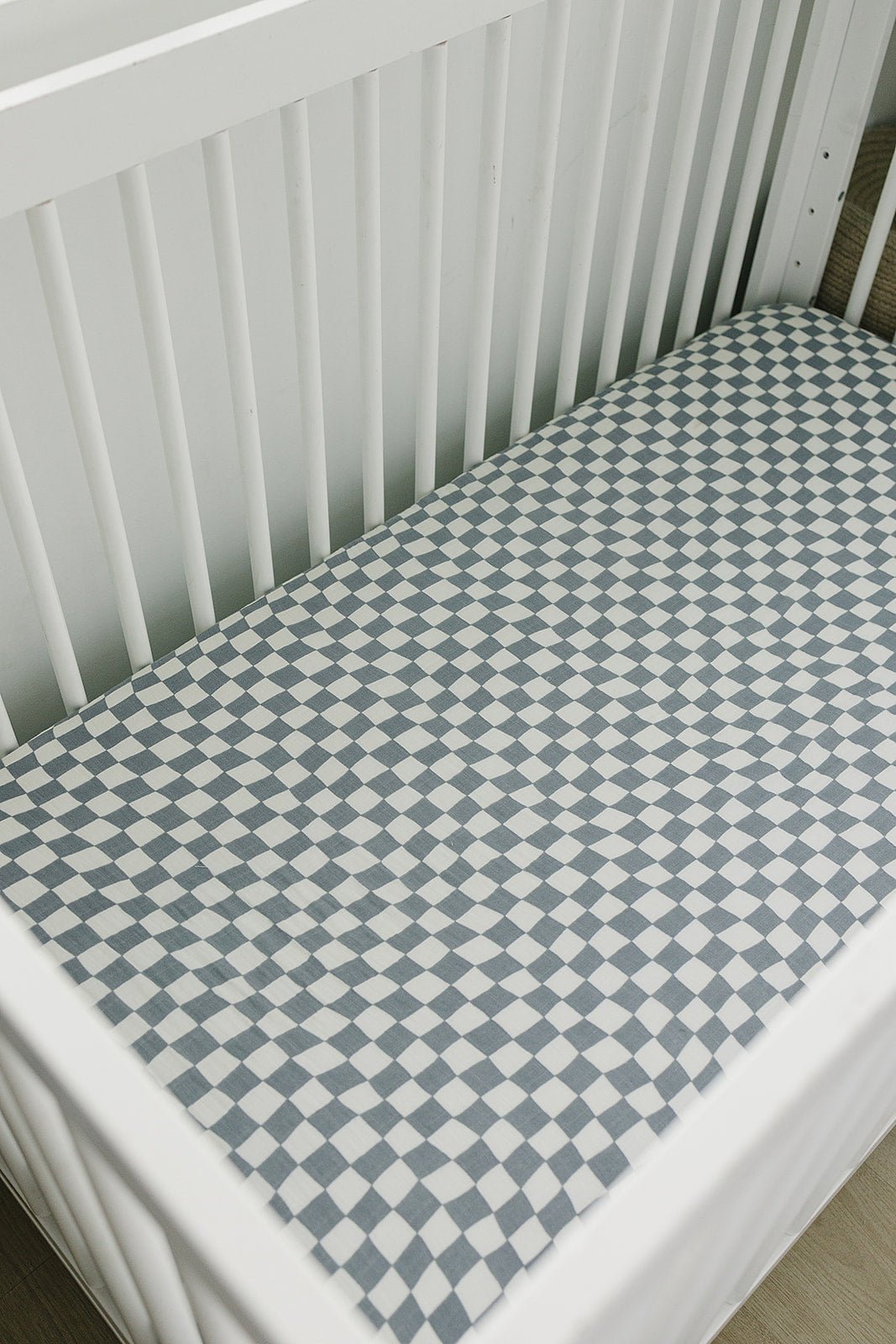Mebie Baby Mebie Baby Charcoal Checkered Muslin Crib Sheet with Wavy Pattern - 