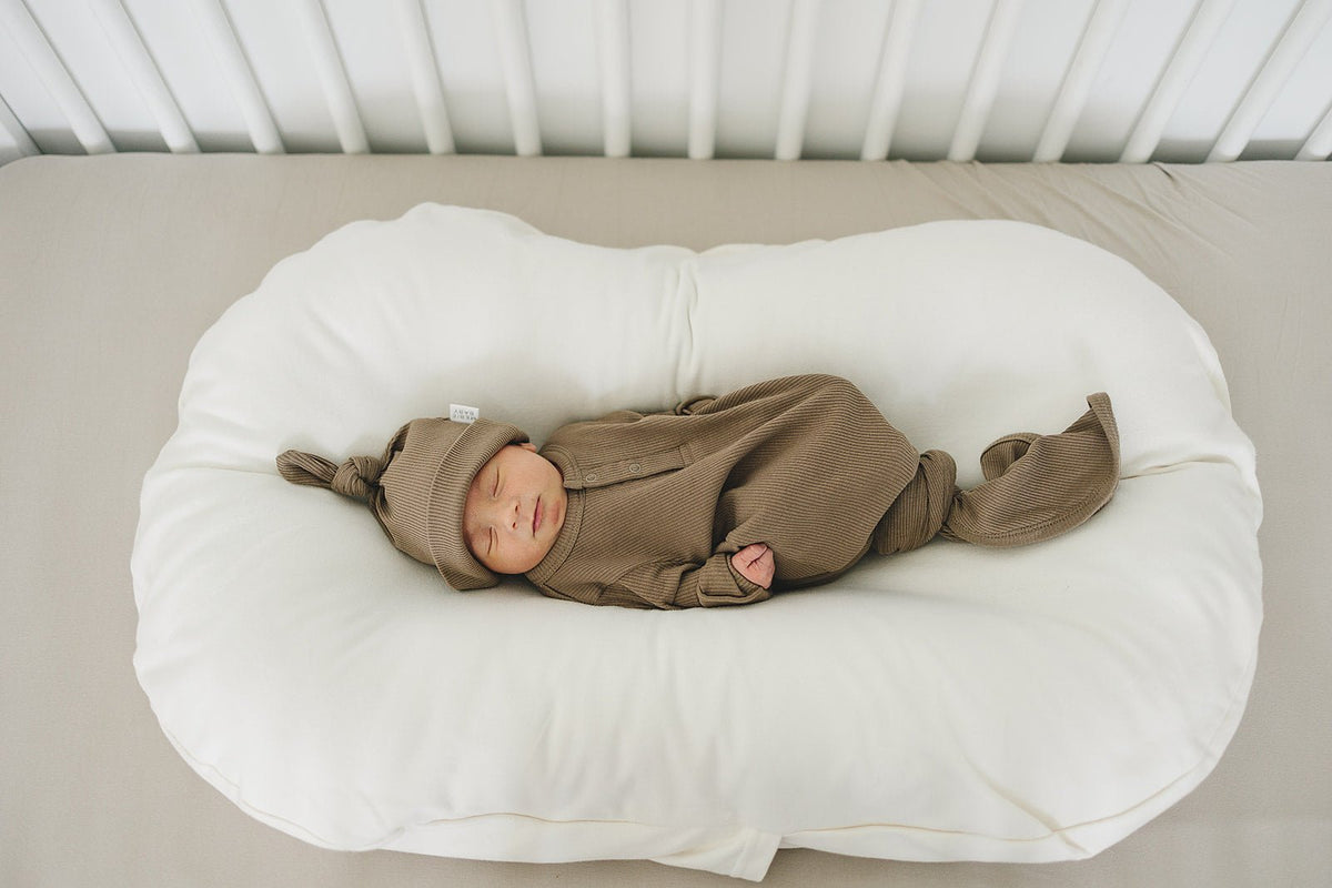 Mebie Baby Mebie Baby Cocoa Organic Cotton Ribbed Newborn Knot Hat - 