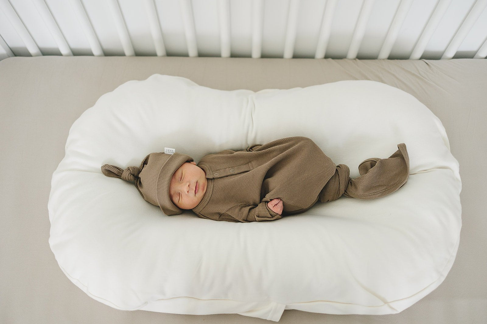 Mebie Baby Mebie Baby Cocoa Organic Cotton Ribbed Newborn Knot Hat - 