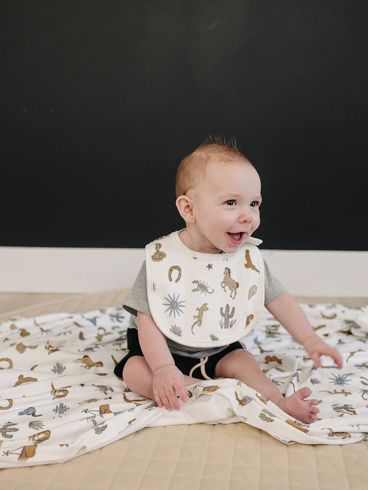 Mebie Baby Mebie Baby Rounded Luxe Fleece Bib for Gentle Skin and Messes - 