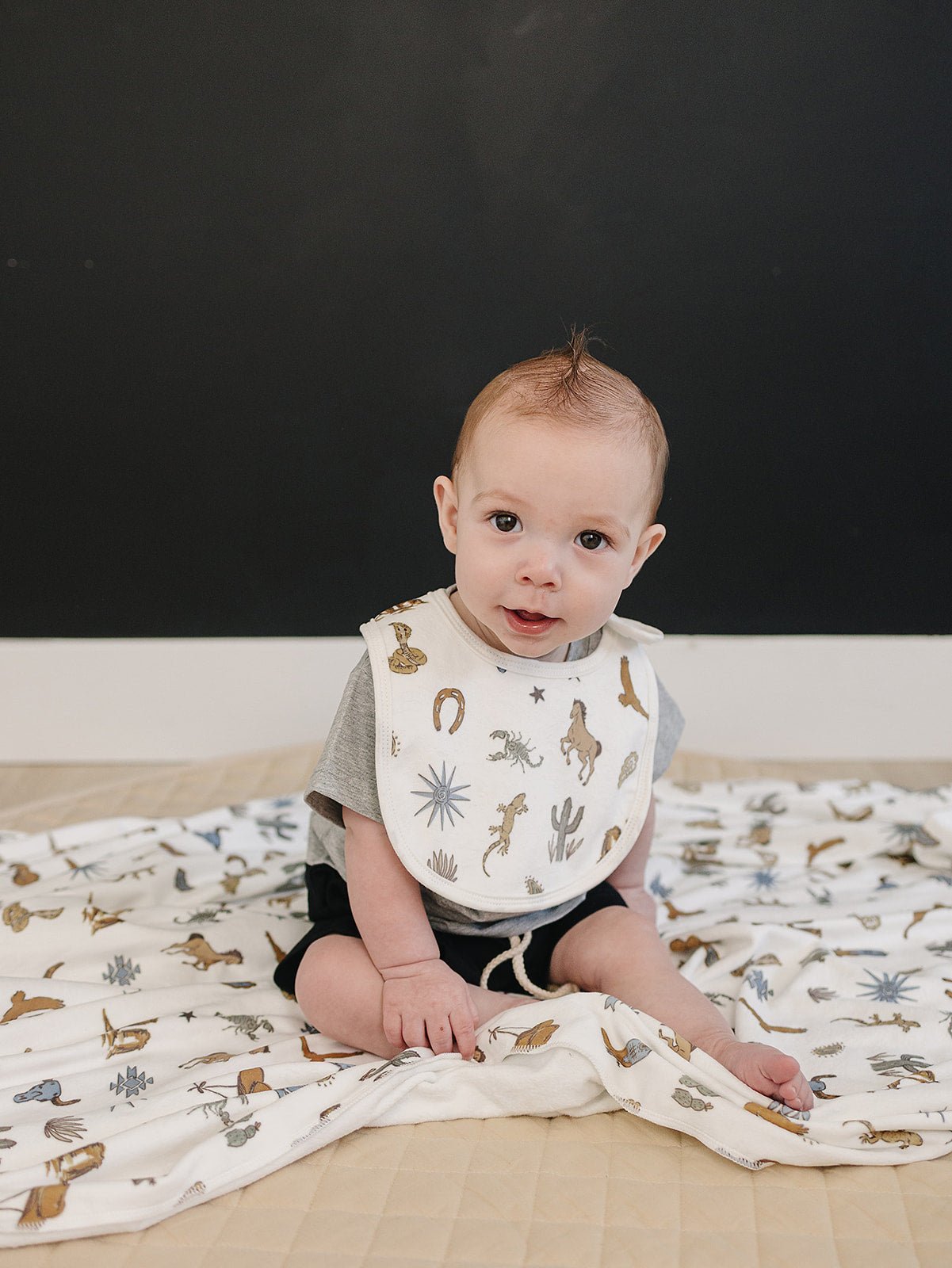 Mebie Baby Mebie Baby Rounded Luxe Fleece Bib for Gentle Skin and Messes - 