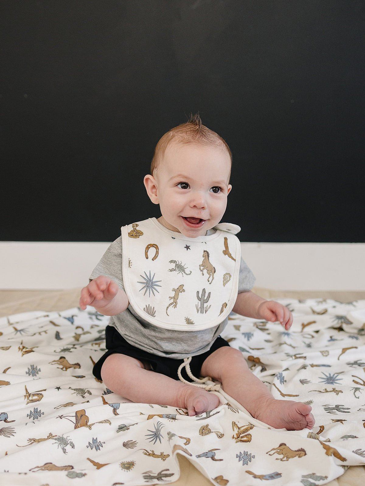 Mebie Baby Mebie Baby Rounded Luxe Fleece Bib for Gentle Skin and Messes - 
