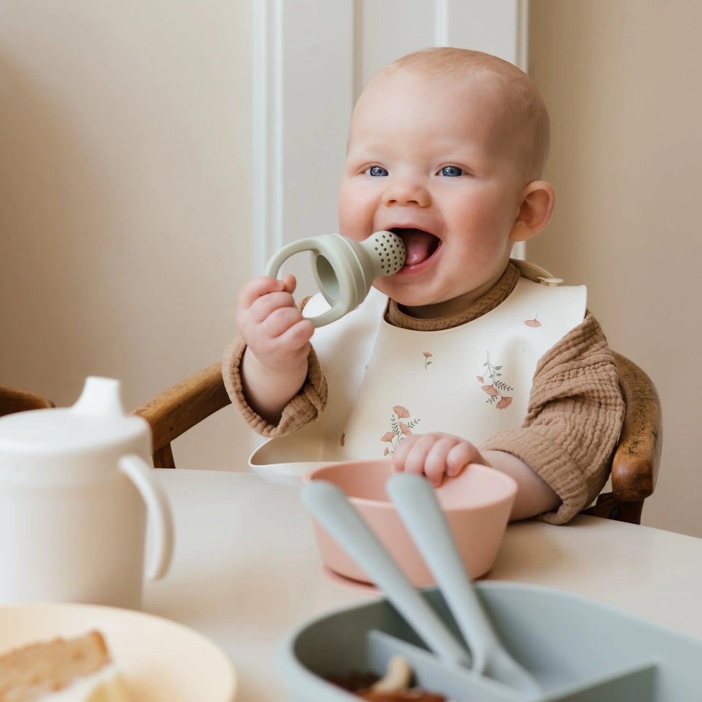 Silicone Fresh Food Feeder for Safe Self Feeding and Easy Cleaning Mushie