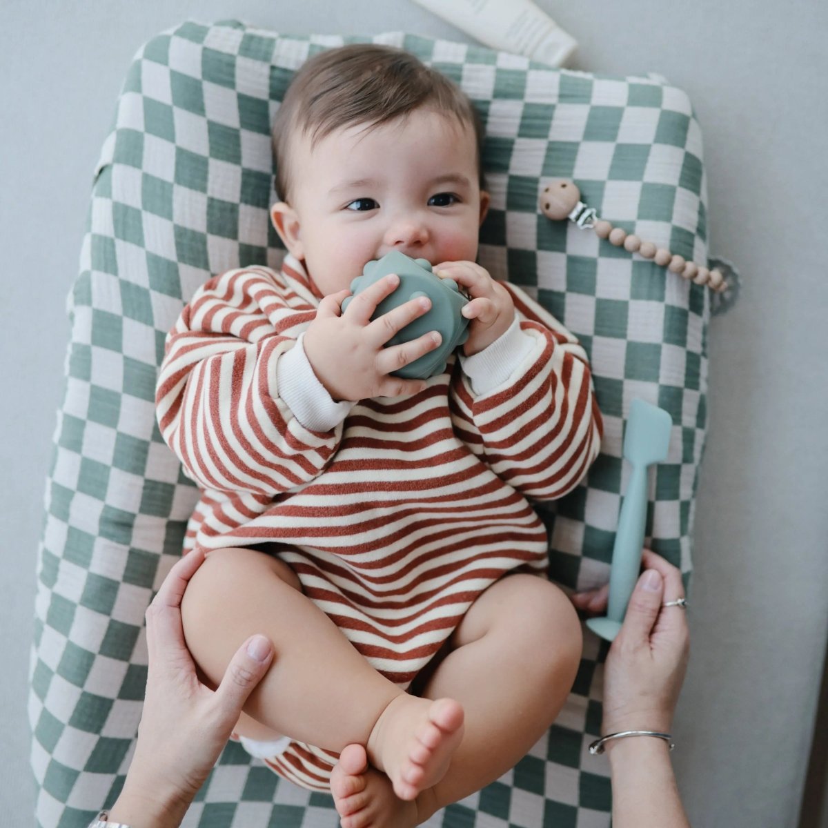 Mushie Mushie Dice Press Toy for Fine Motor Skill Development and Learning - Everetts Place Boutique - 