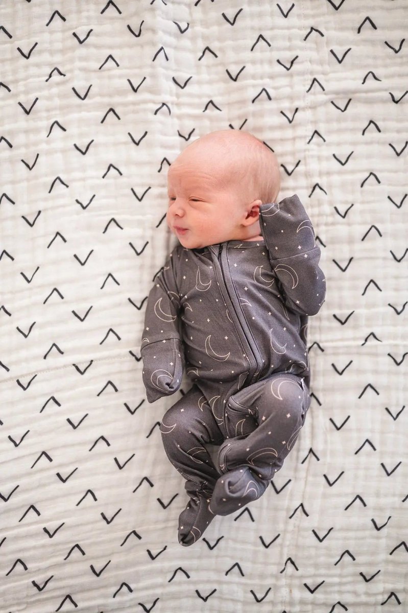 Harp Angel Boutique Muslin 6 - Layer Blanket with Black Arrows for Stylish Baby Comfort - 