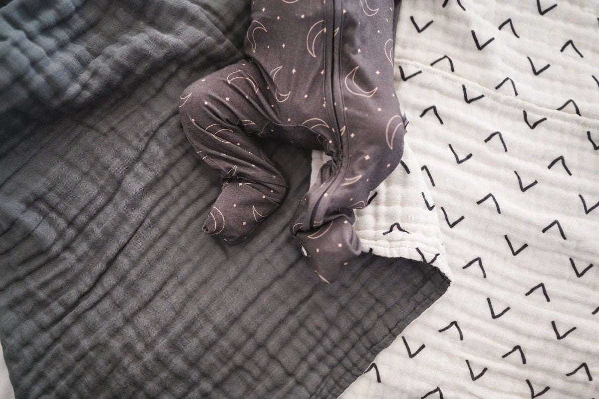 Harp Angel Boutique Muslin 6 - Layer Blanket with Black Arrows for Stylish Baby Comfort - 