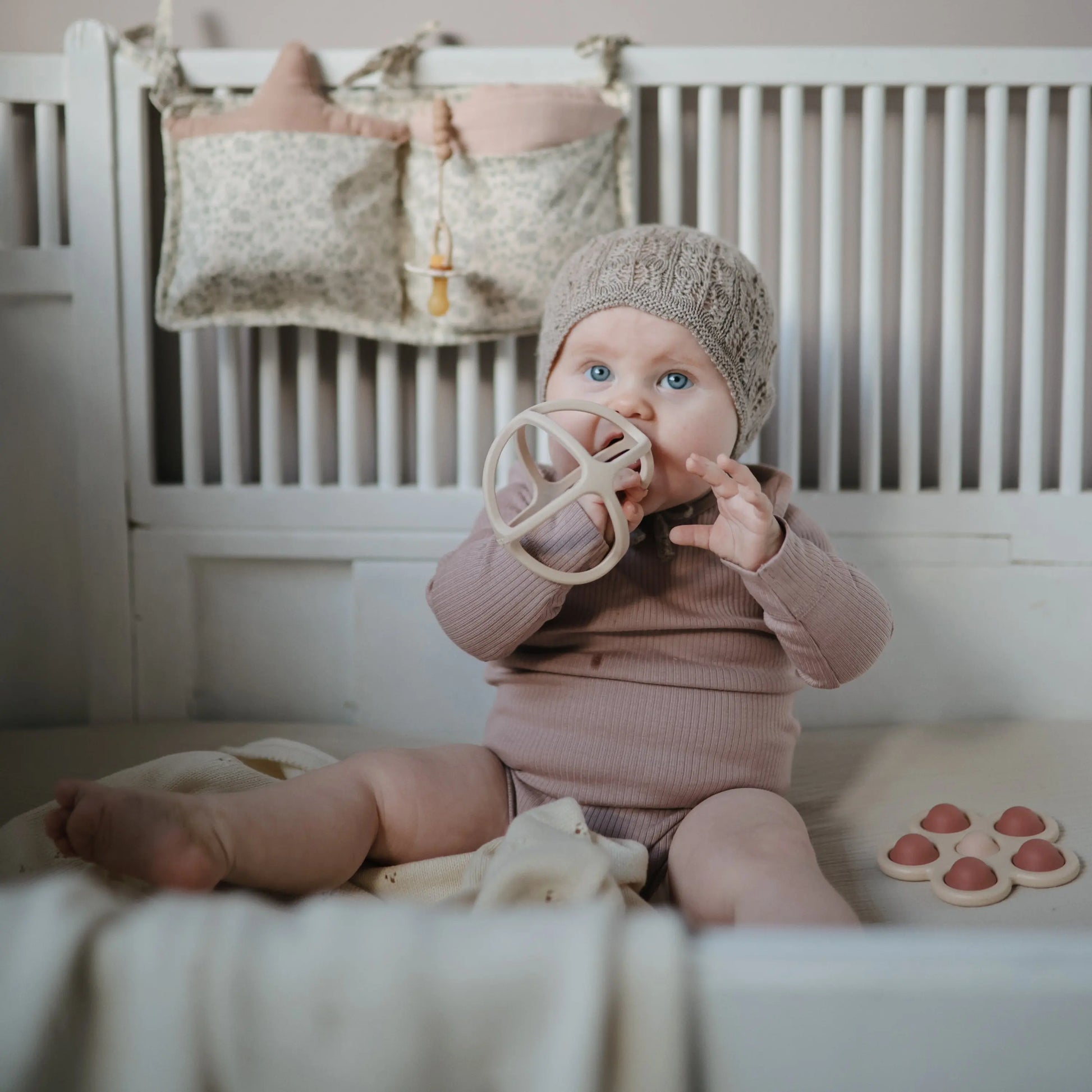 Ball Teether Made from Non-Toxic Food Grade Silicone for Babies Mushie