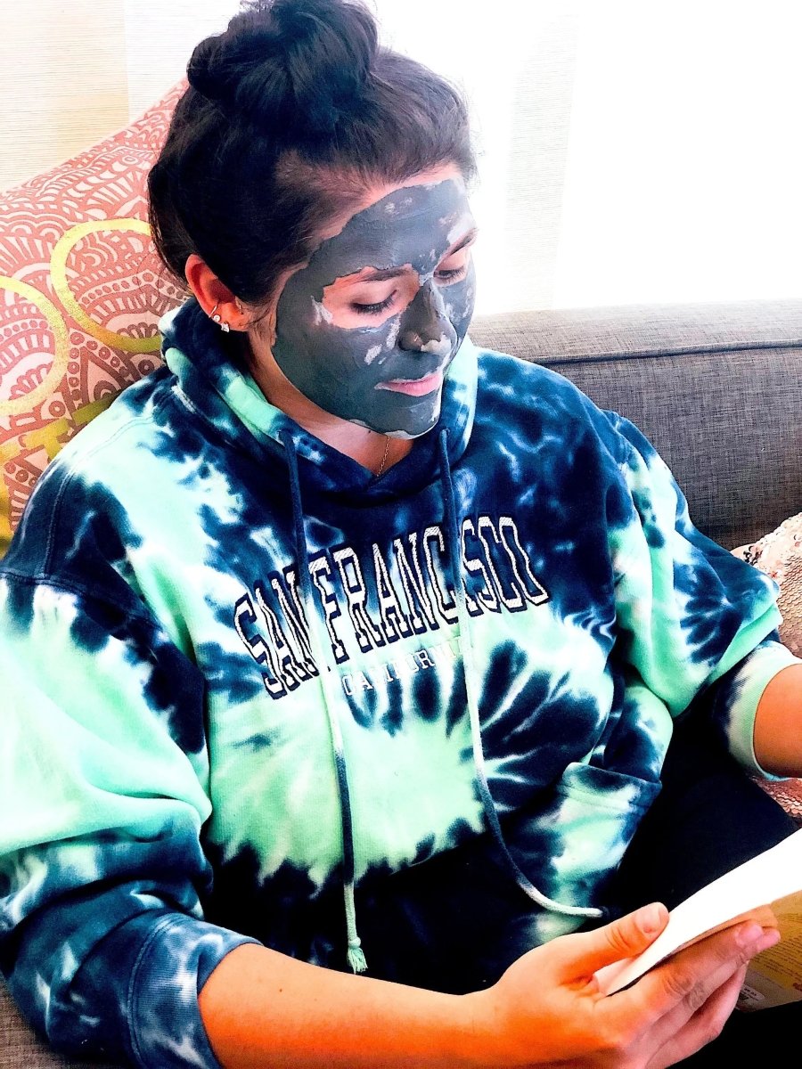 Organic Charcoal Mask with Detoxifying Ingredients for Clear Glowing Skin - Everetts Place