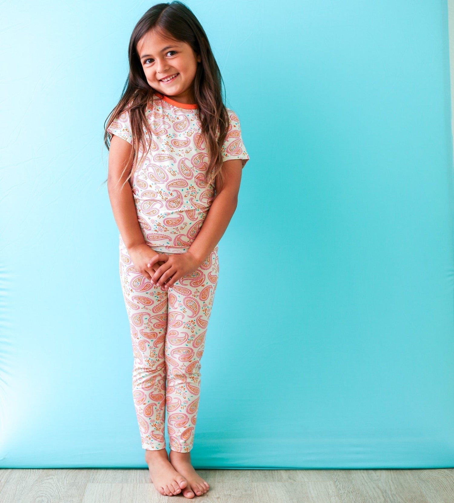 Paisley-print short sleeve pajama top and matching pants set for a baby