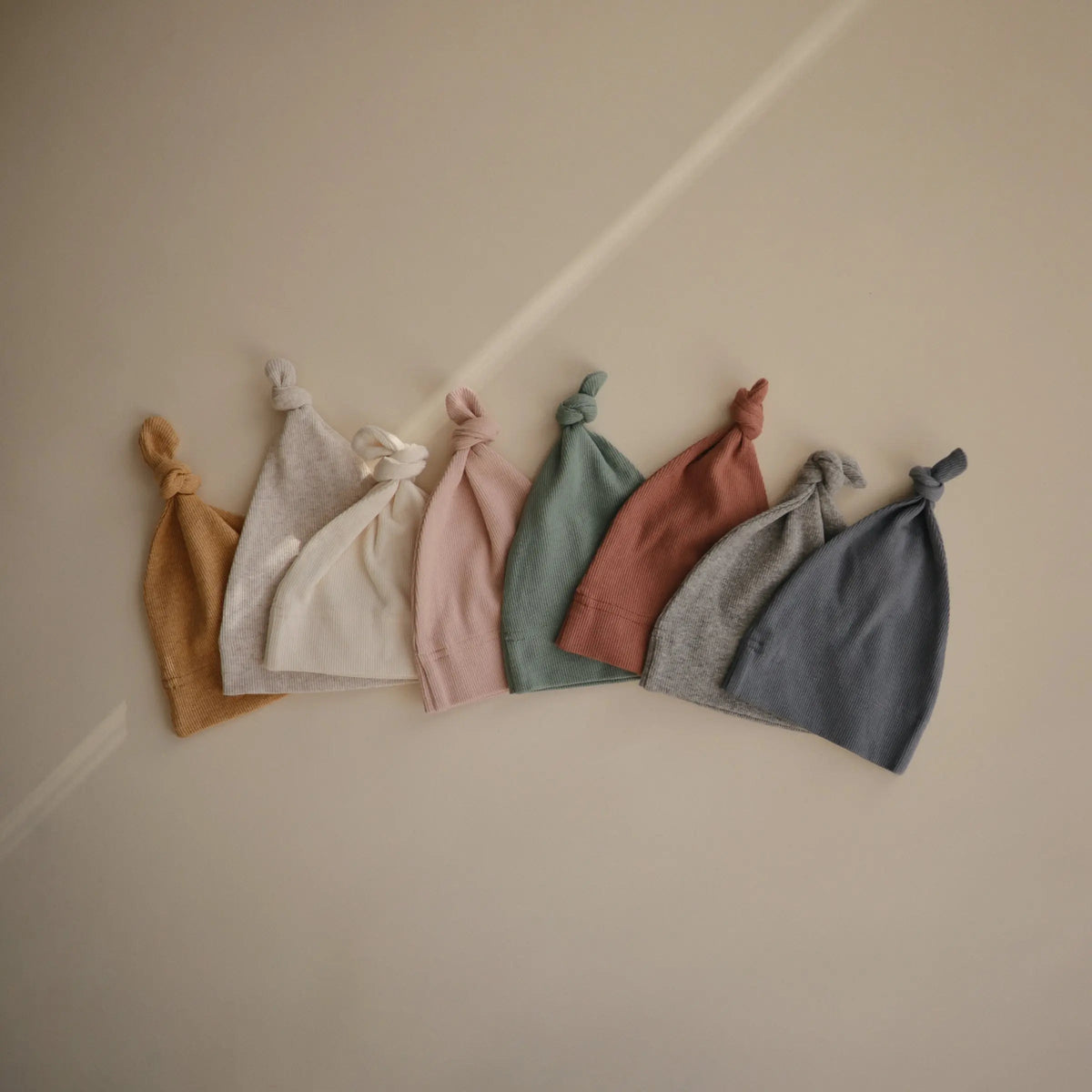 Mushie Ribbed Knotted Baby Gown + Beanie Set - 