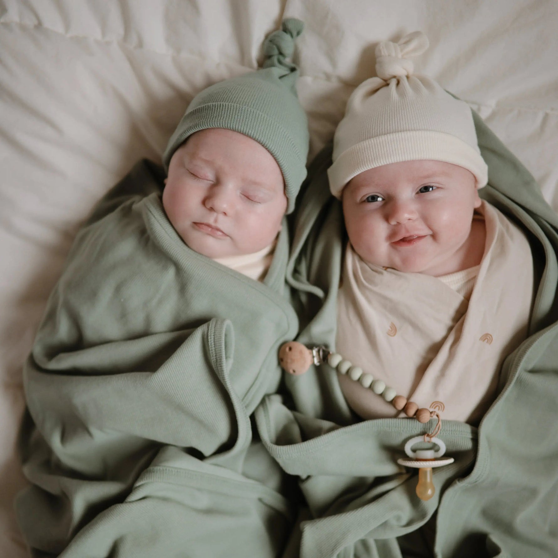 Mushie Ribbed Knotted Baby Gown + Beanie Set - 