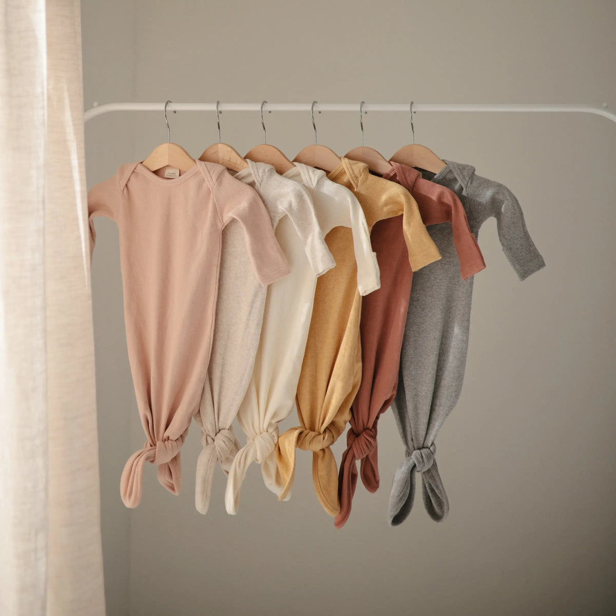 Mushie Ribbed Knotted Baby Gown + Beanie Set - 