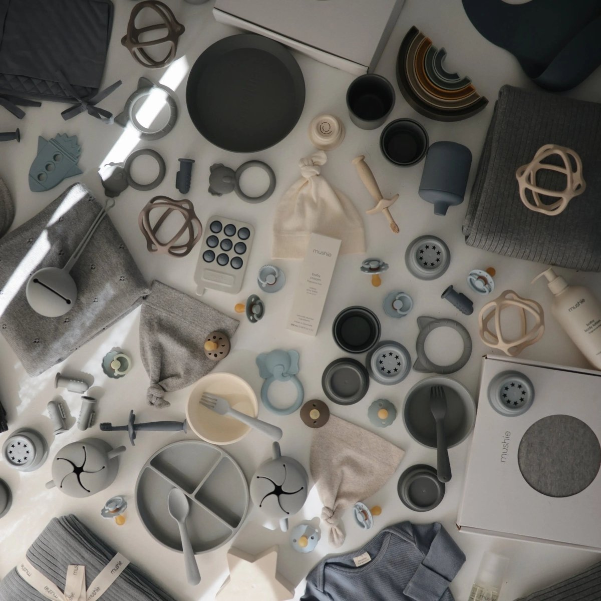 Mushie Round Dinnerware Plates BPA Free Plastic Set Dishwasher Microwave Safe - Everetts Place Boutique - 