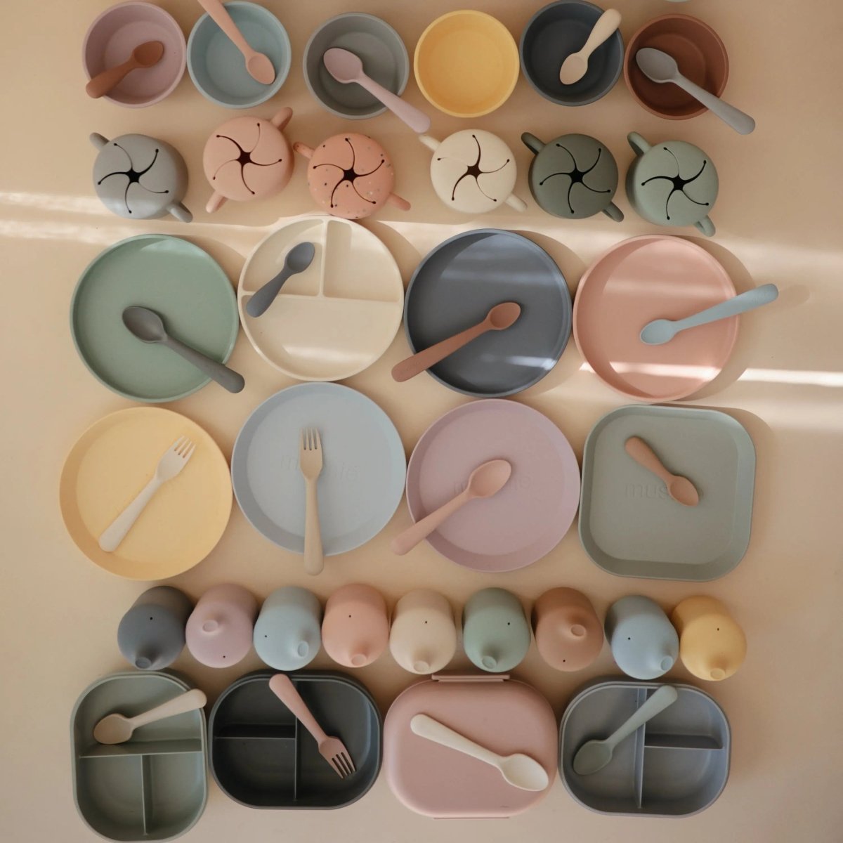 Mushie Round Dinnerware Plates BPA Free Plastic Set Dishwasher Microwave Safe - Everetts Place Boutique - 