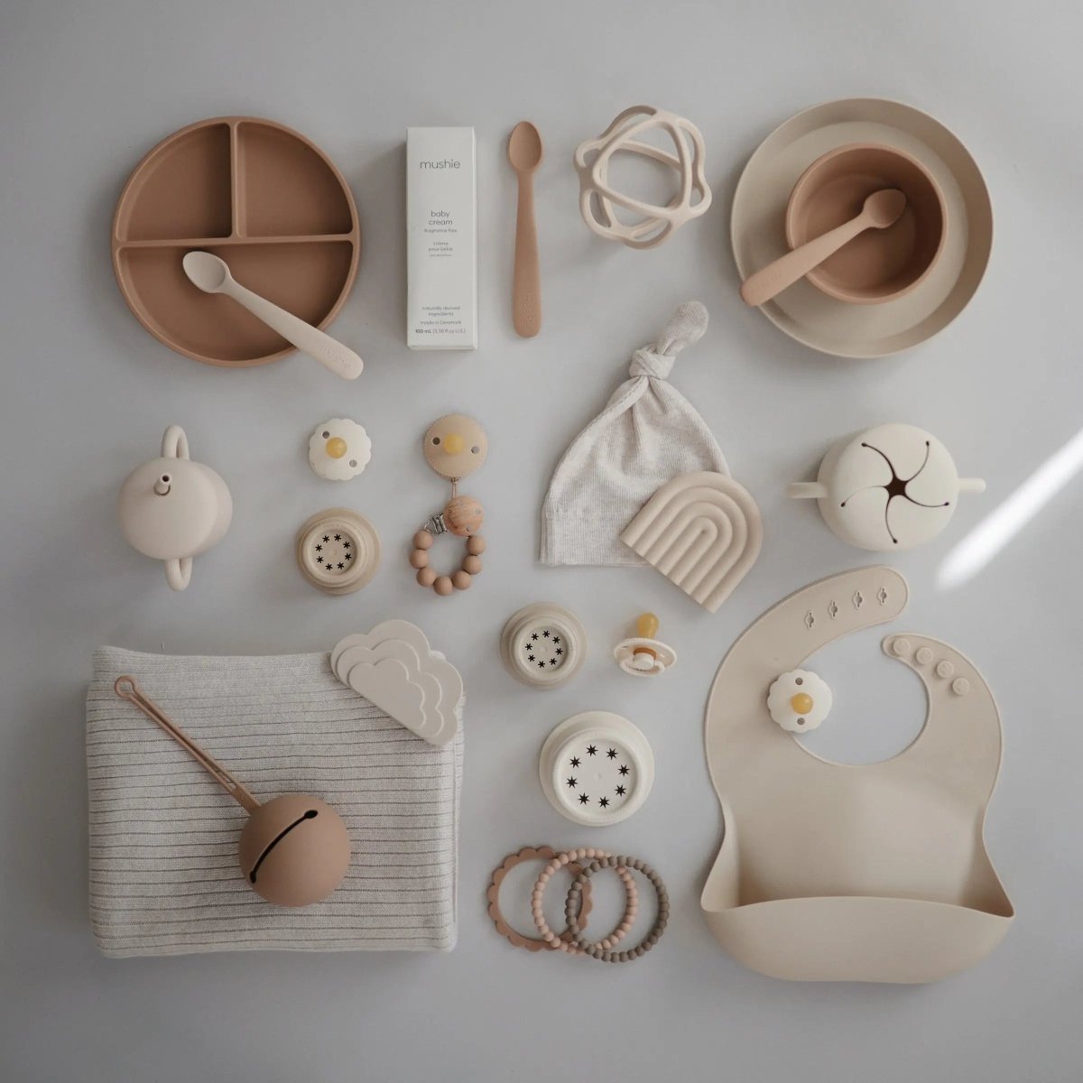 Mushie Round Dinnerware Plates BPA Free Plastic Set Dishwasher Microwave Safe - Everetts Place Boutique - 