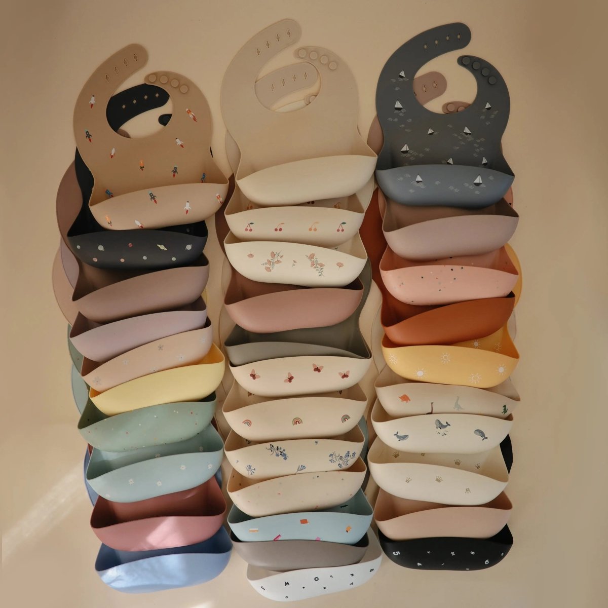 Mushie Silicone Baby Bib with Adjustable Neck Strap and Front Pocket for Easy Cleaning - Everetts Place Boutique - 