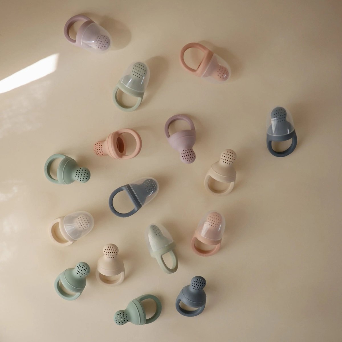 Mushie Silicone Fresh Food Feeder for Safe Self Feeding and Easy Cleaning - Everetts Place Boutique - 