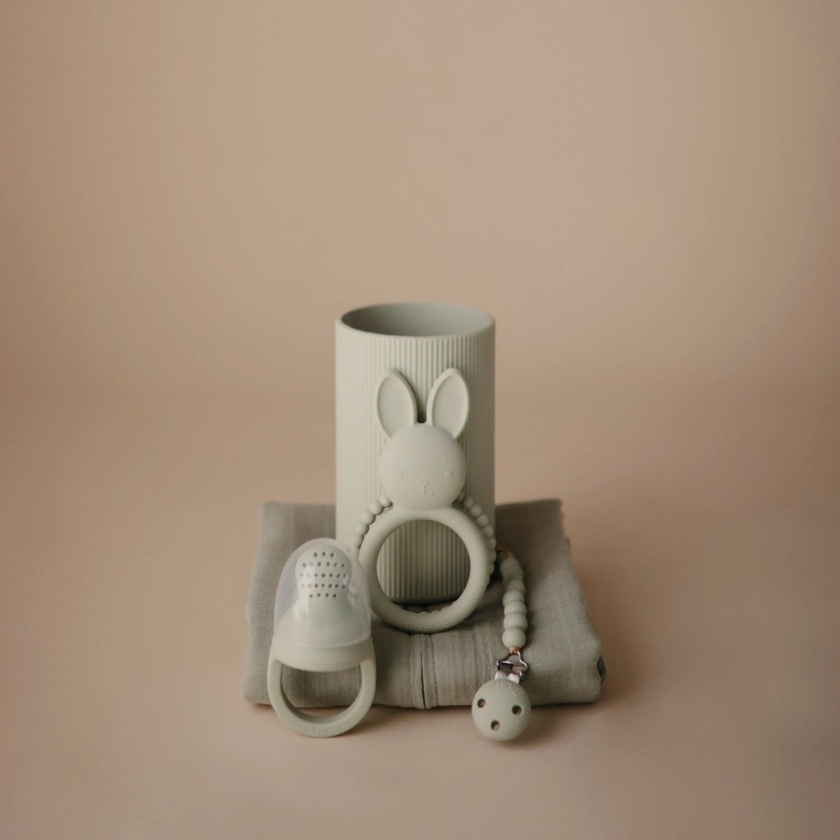 Mushie Silicone Fresh Food Feeder for Safe Self Feeding and Easy Cleaning - Everetts Place Boutique - 