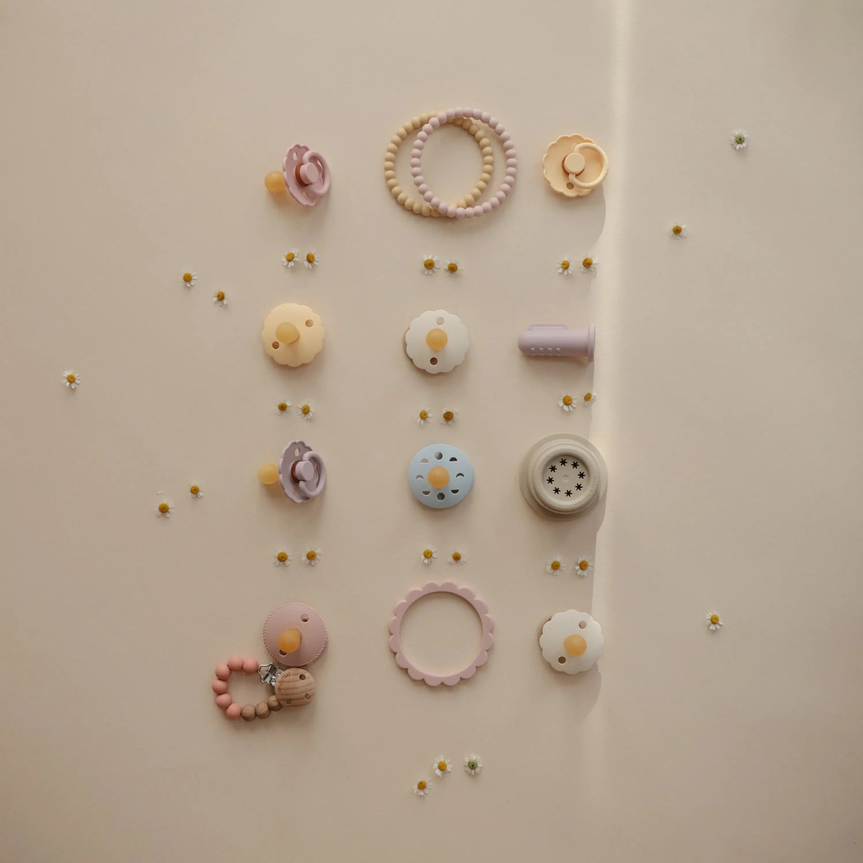 Mushie Silicone Pacifier Clip | Eva - 