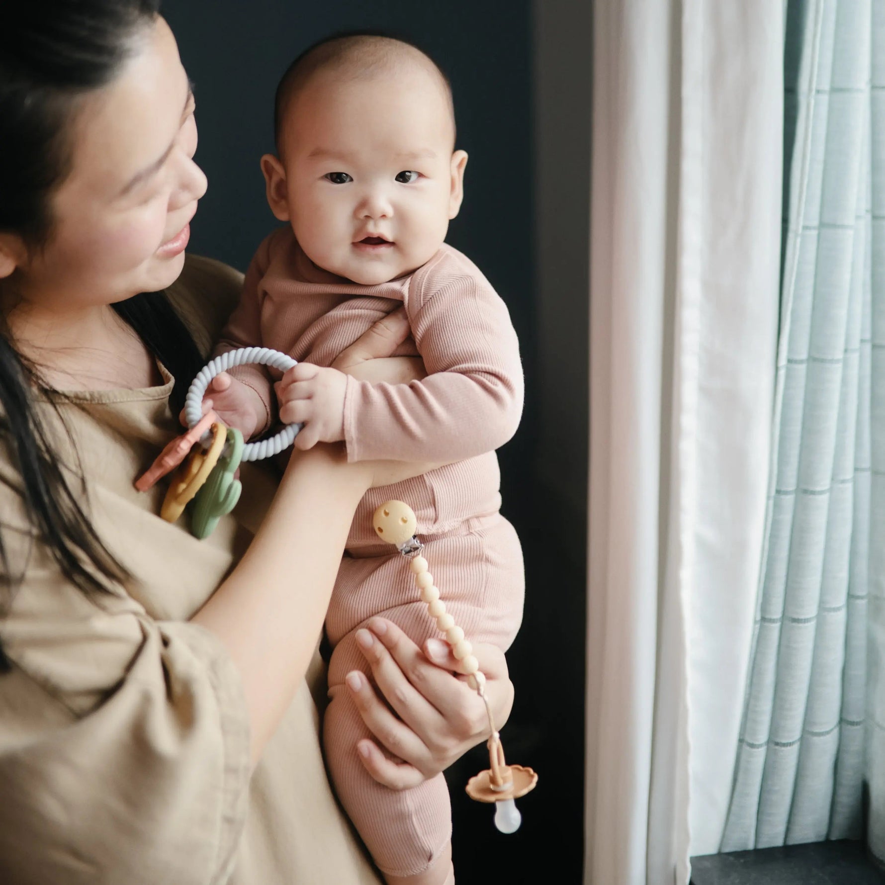 Mushie Silicone Pacifier Clip | Hera - 