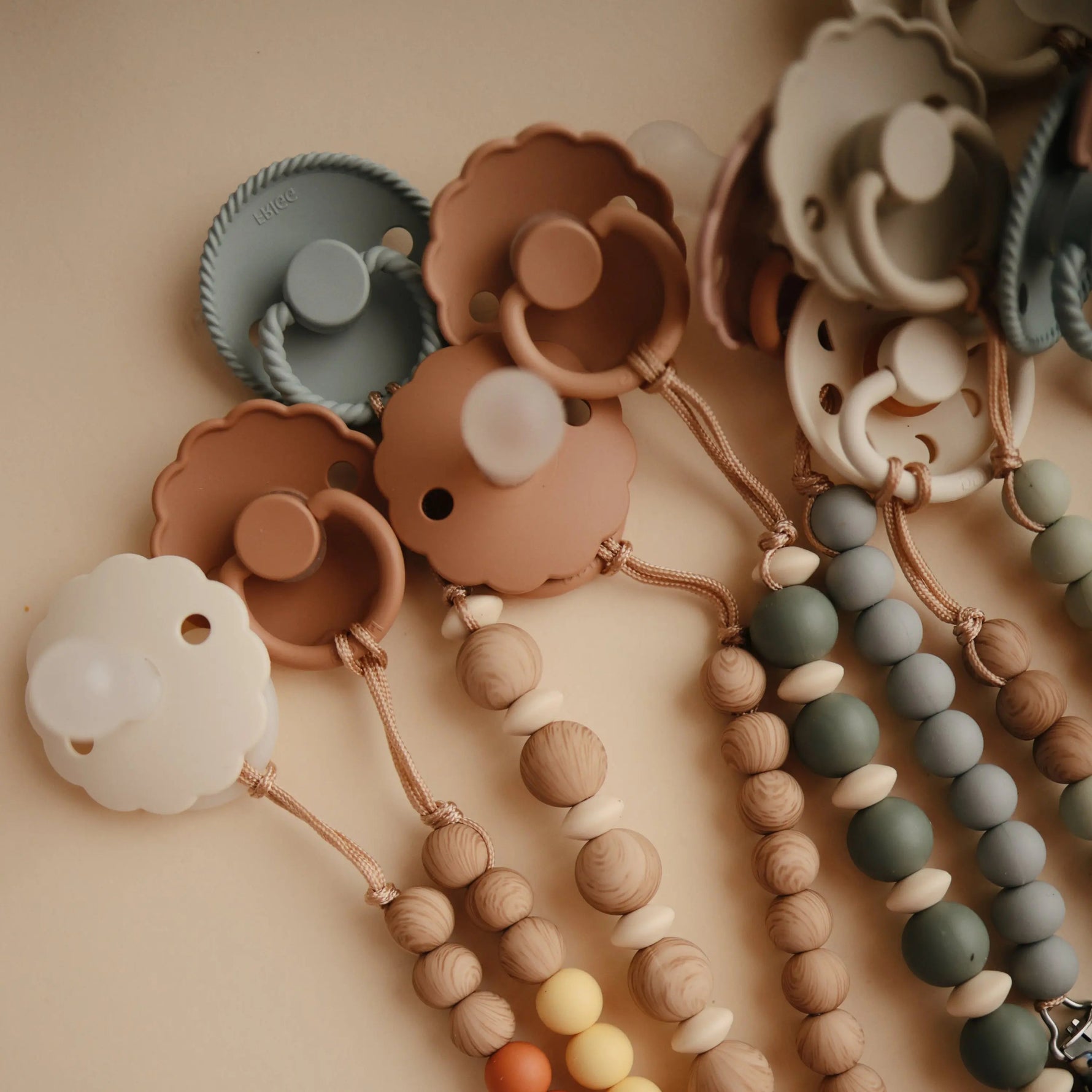 Mushie Silicone Pacifier Clip | Luna - 