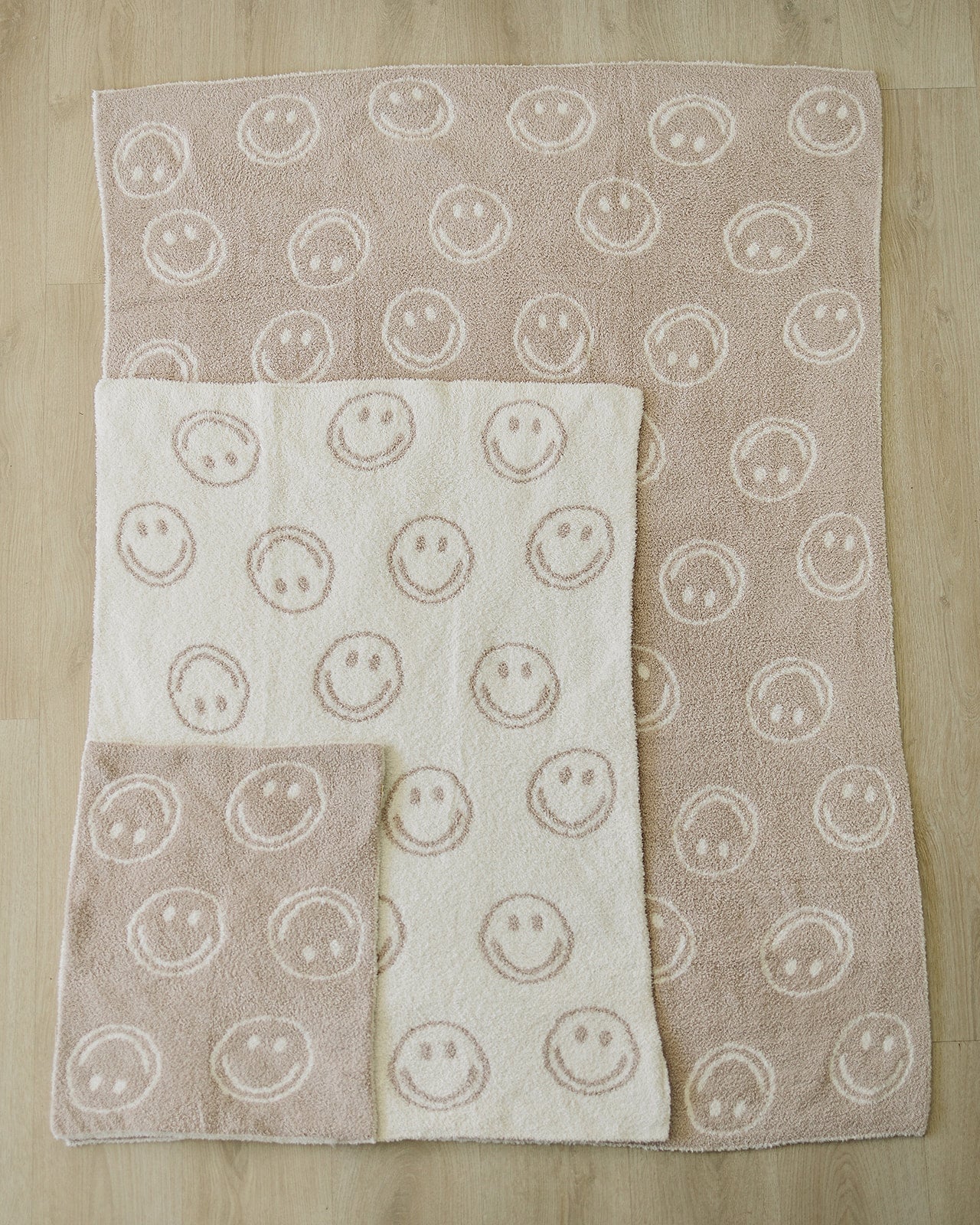 Mebie Baby Smiley Taupe Plush Blanket - 