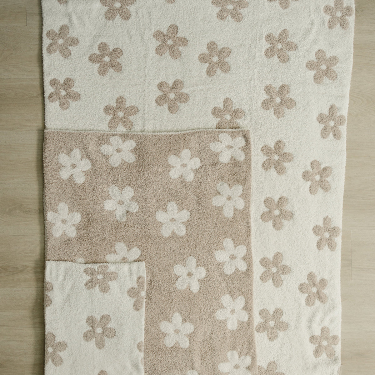 Mebie Baby Taupe Daisy Plush Blanket