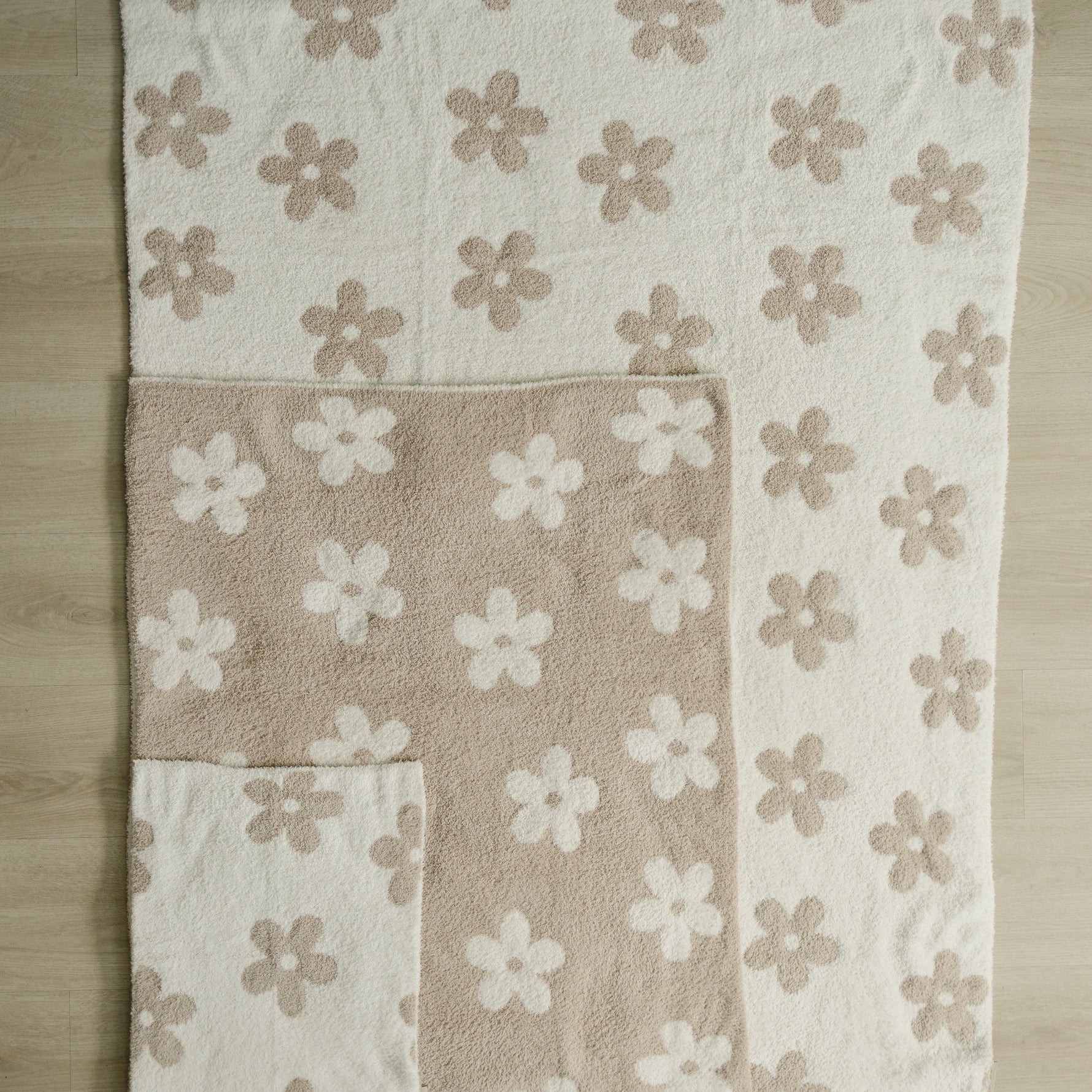 Mebie Baby Taupe Daisy Plush Blanket
