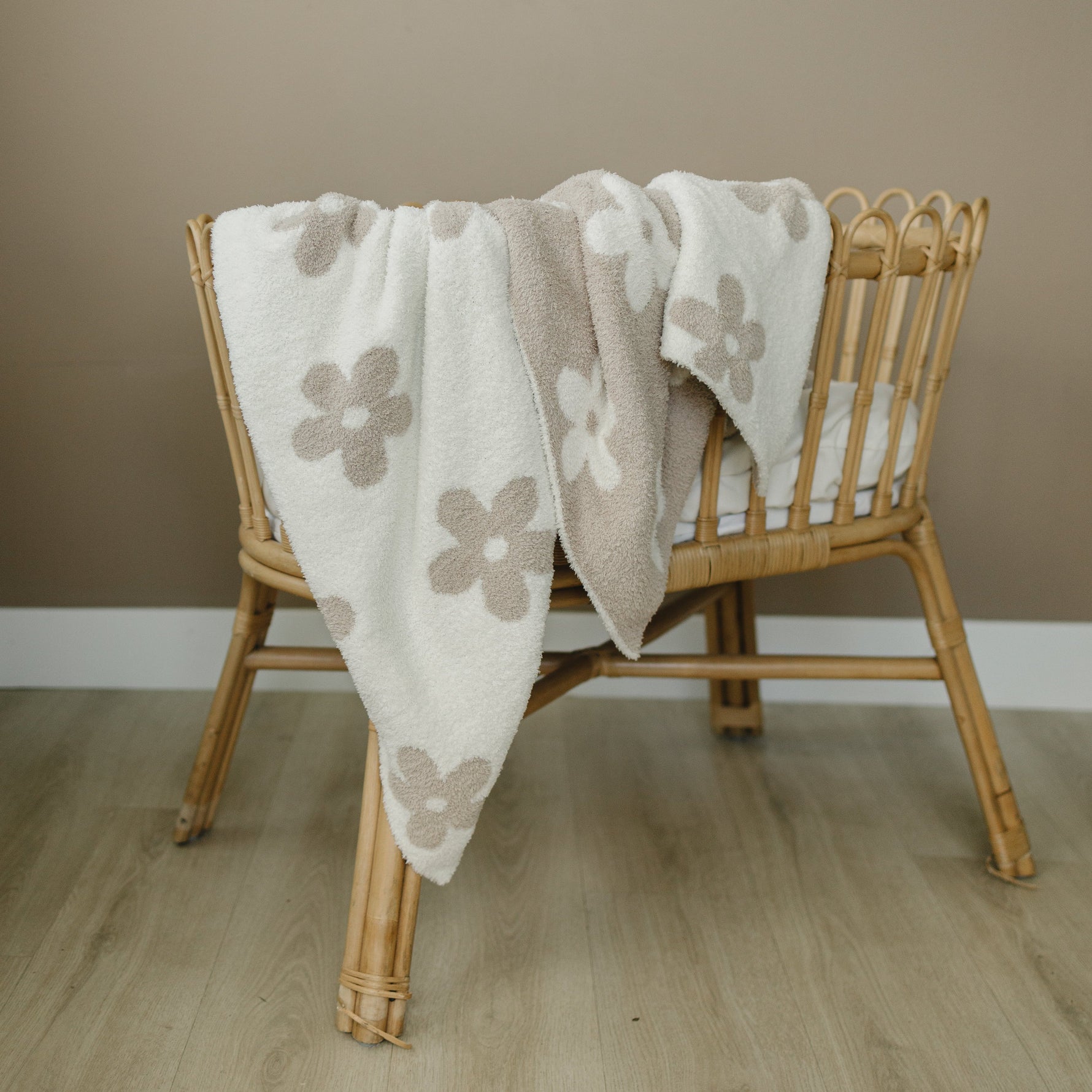 Mebie Baby Taupe Daisy Plush Blanket