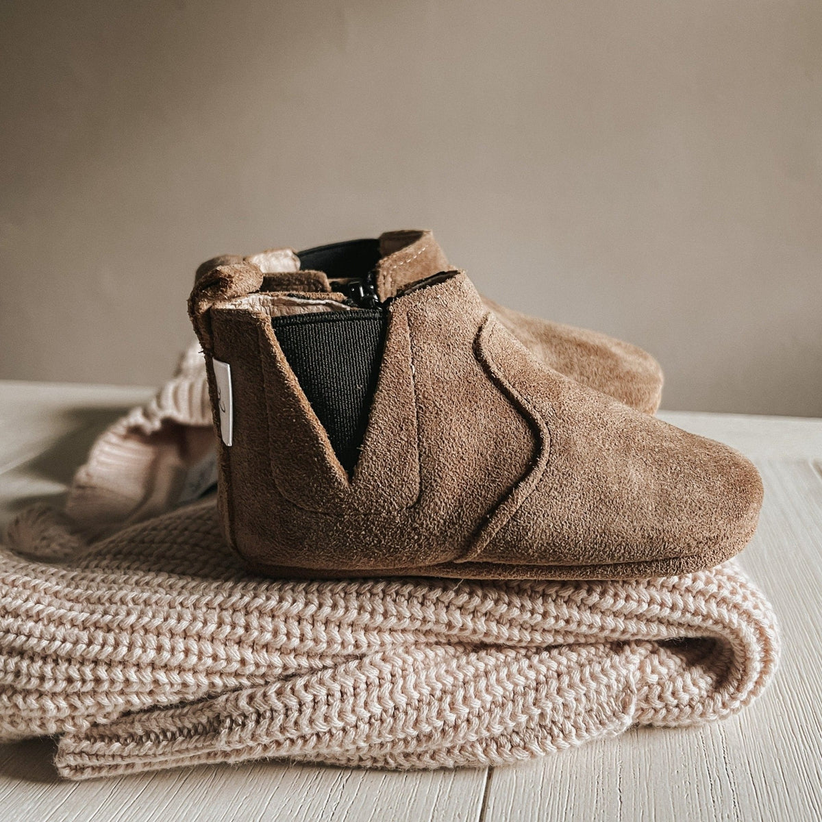 Genuine leather Chelsea boot for babies and toddlers with elastic siding and inner foot zipper