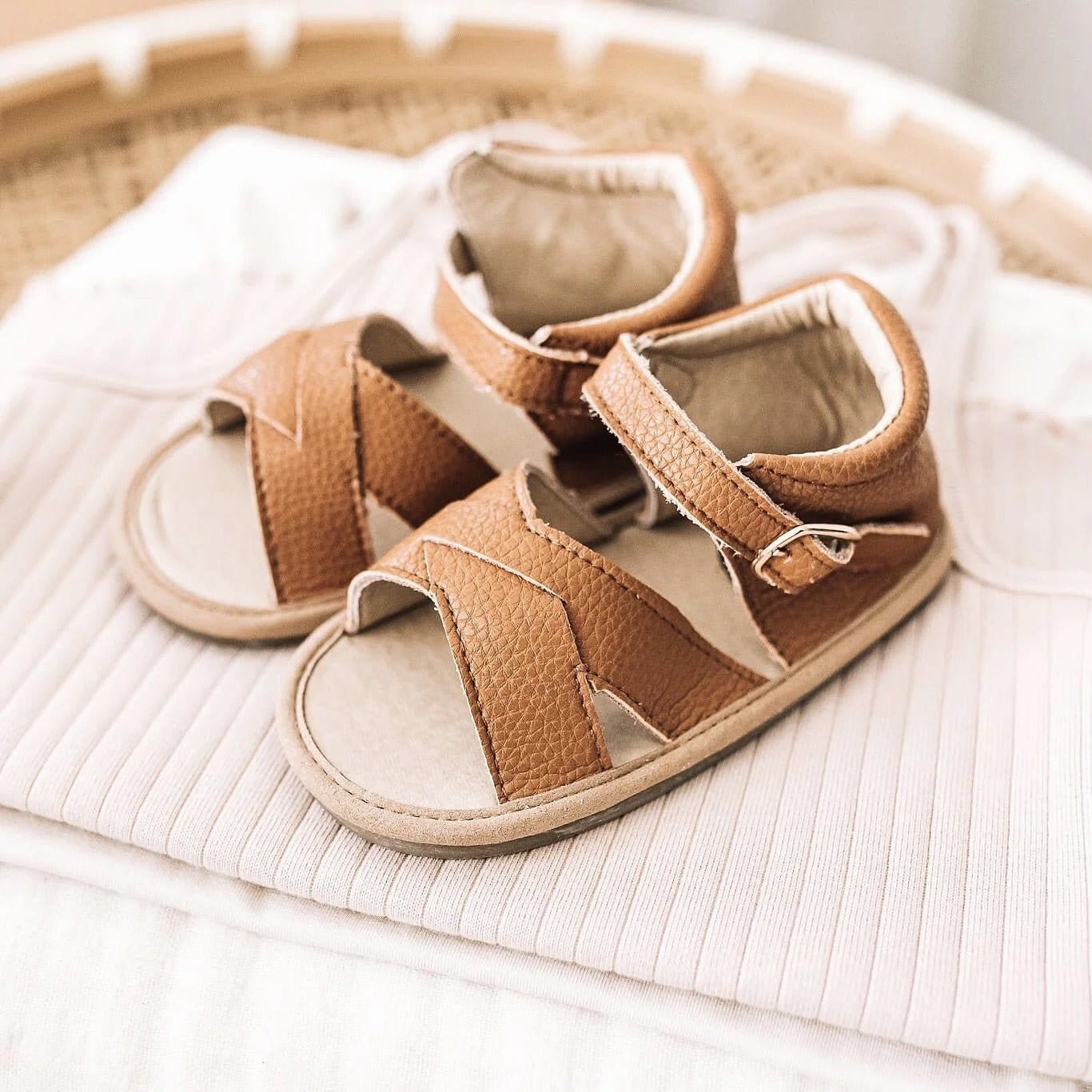 Baby and toddler sandal with adjustable buckle and elastic entrance