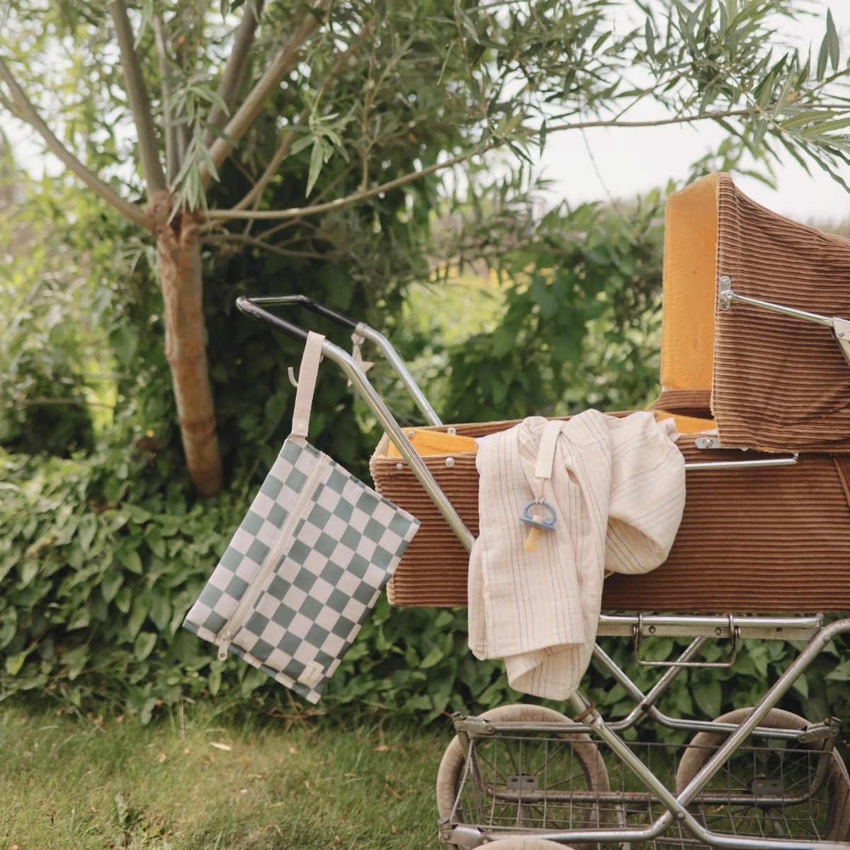 Mushie Water Resistant Wet Bag for Swimsuits and Dirty Clothes with Zipper Closure and Machine Washable Material -